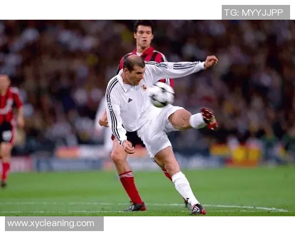 以一脚踢碎足球的传奇球星他如何用力量与技巧征服世界